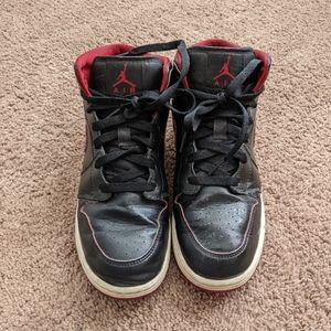 Jordan 1 mid black red white (GS)